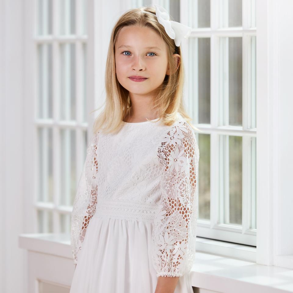Lilly Kommunionkleid mit Spitzen Oberteil und Flügelärmeln.