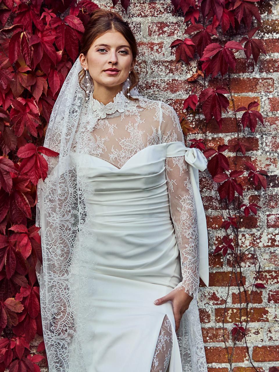 Elegant og sofistikeret bridal look med en blondetop under brudekjolen