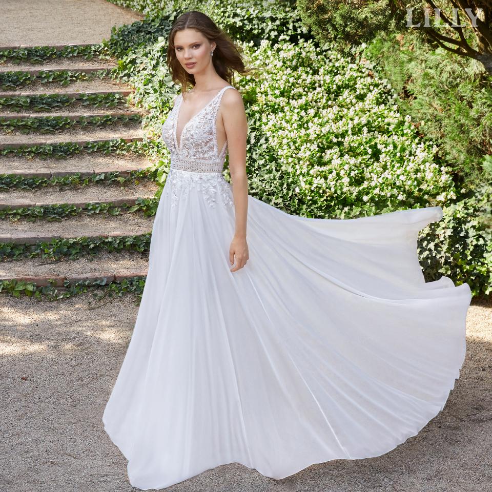 Sheer lace bridalgown with tulle skirt