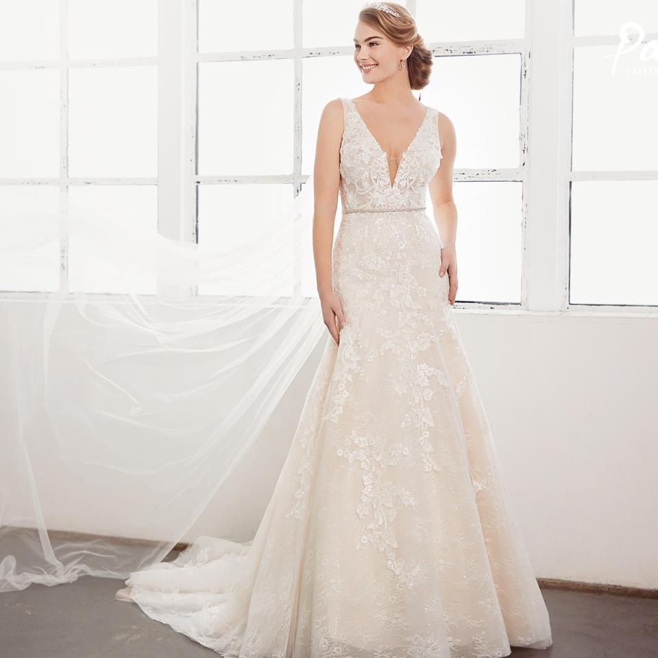 Figurnahes Brautkleid mit Trompeten Rock