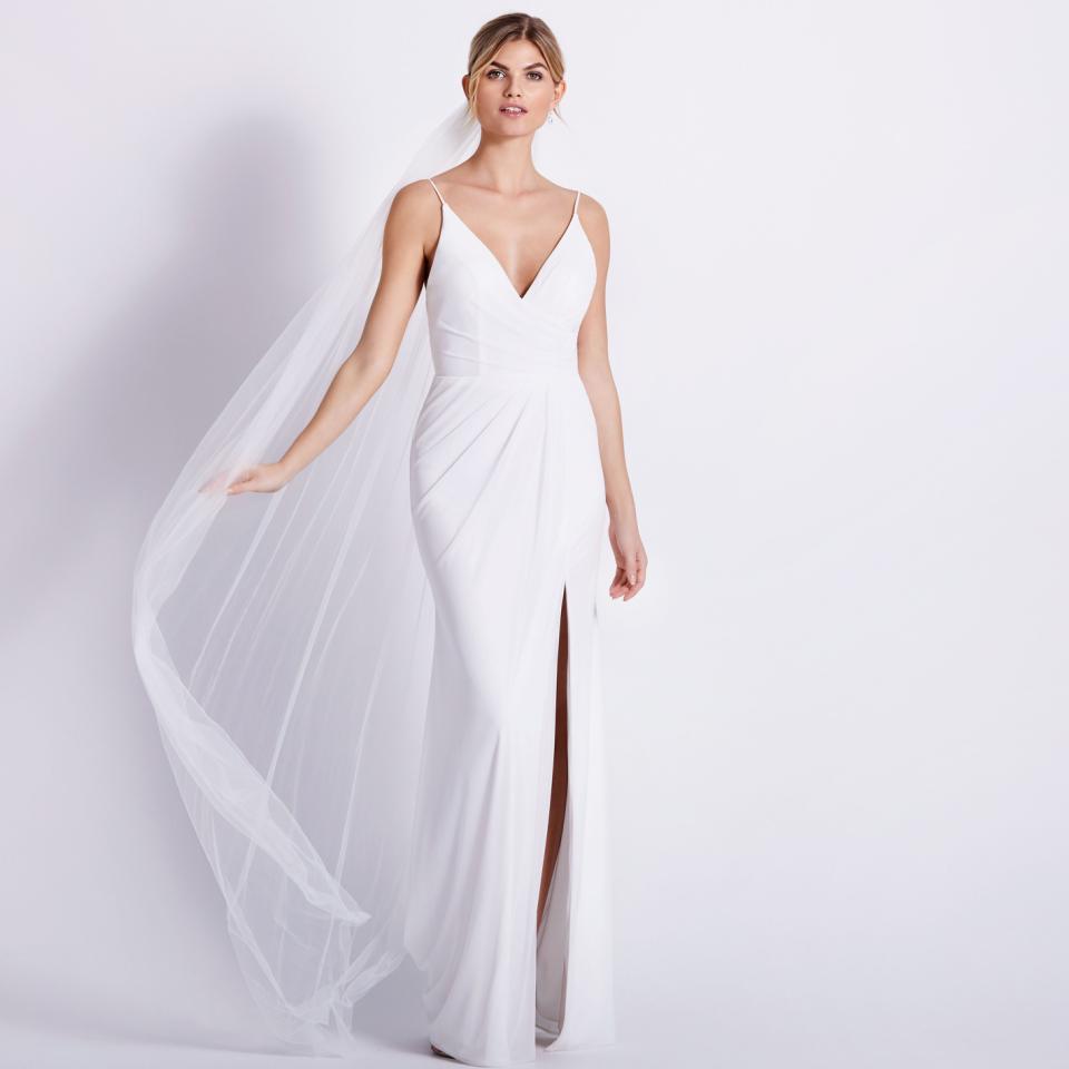 Körperbetontes Satin Brautkleid mit Schlitz