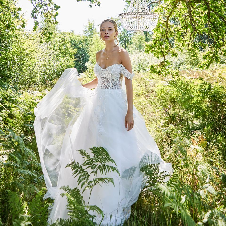 Duftiges Lilly Brautkleid in A-linie mit Offschoulder Trägern