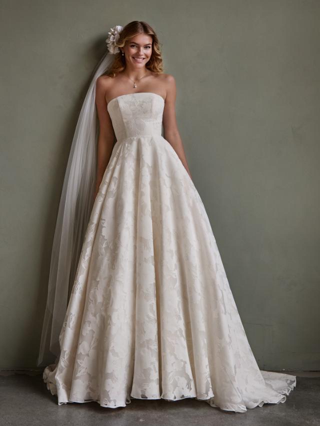 Passions by LILLY Bridalgown in Floral Organdy Brocade