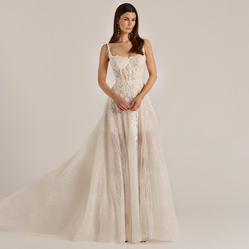 Brautkleid aus feinster Spitze von LILLY
